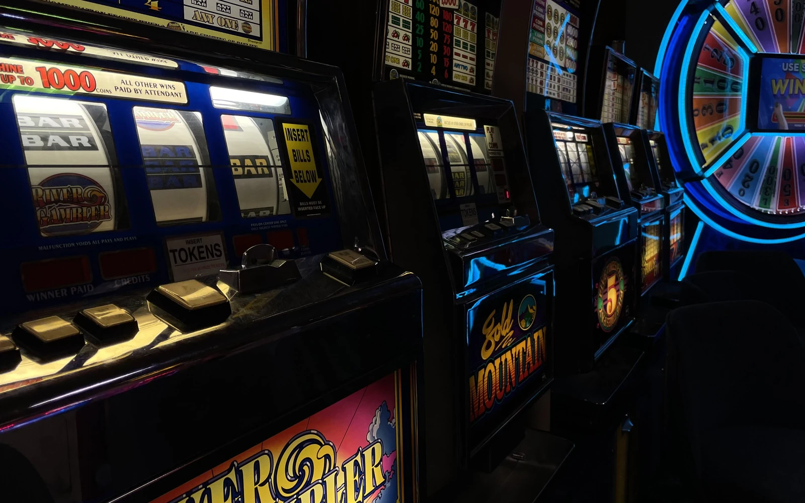 Tampilan permainan slot mobile dengan reel dan kontrol putar